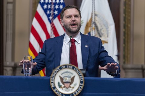 Vicepresidente de Estados Unidos bromea y dice que la primera propuesta de paz de Irán se redactó "con ChatGPT"