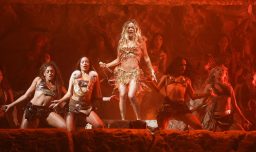 Karol G anuncia nueva gira tras hacer historia en Coachella