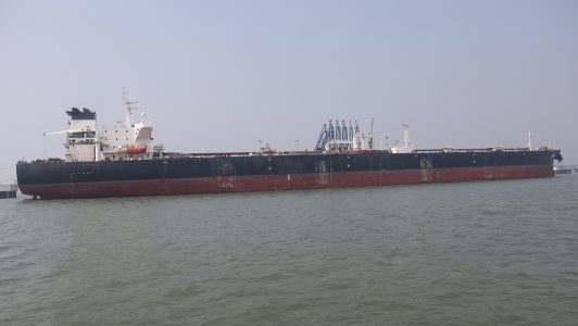 Irán abre el estrecho de Ormuz para tránsito de buques con ayuda humanitaria y productos esenciales