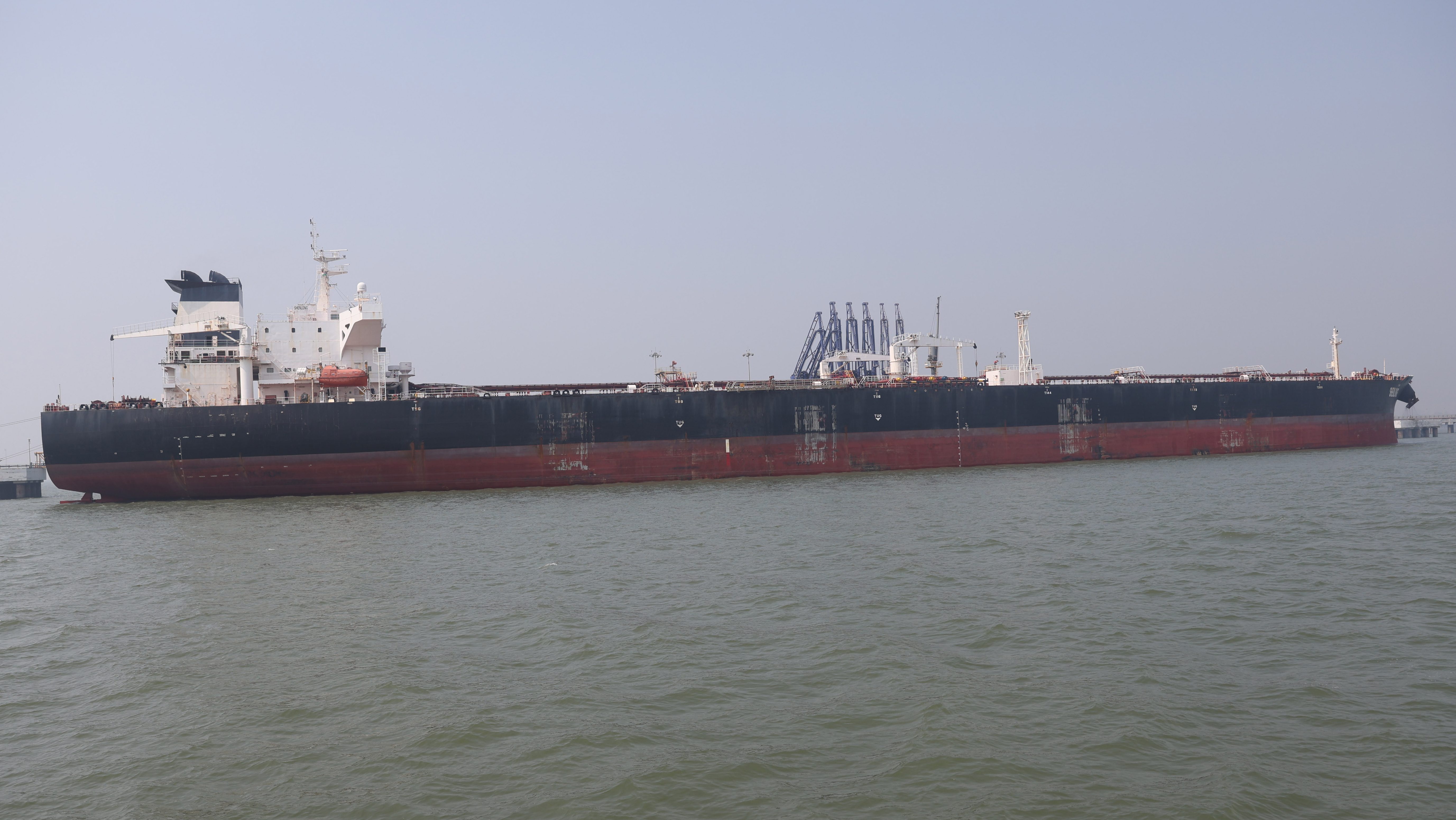 Irán abre el estrecho de Ormuz para tránsito de buques con ayuda humanitaria y productos esenciales