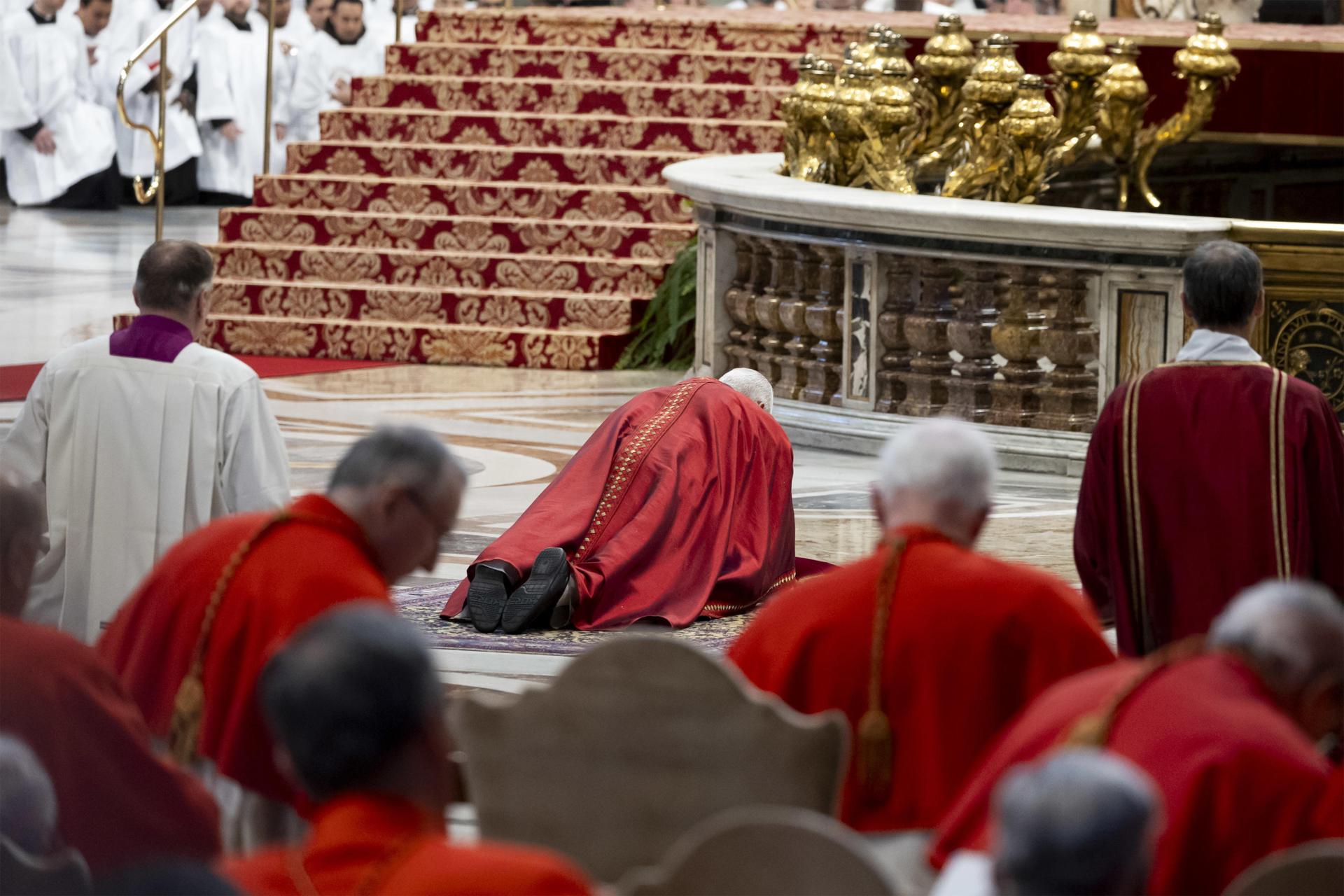 El papa León XIV (C) tendido sobre una alfombra ante el Altar de la Confesión de la basílica de San Pedro del Vaticano durante el rito que conmemora la Pasión de Cristo en el primer Viernes Santo de su pontificado. EFE/EPA/MASSIMO PERCOSSI