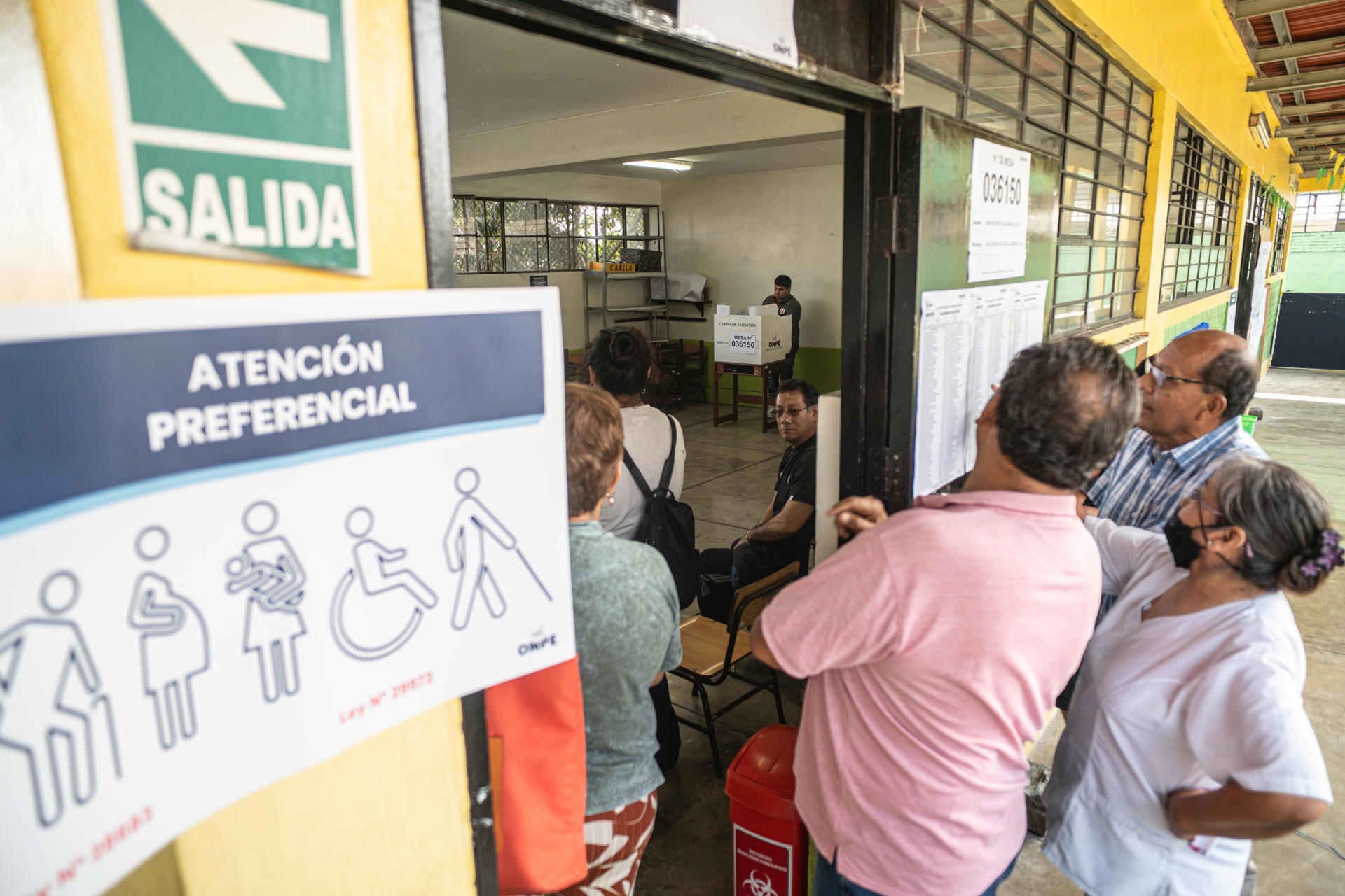 Personas esperan para poder votar este domingo, en Lima (Perú). Algunos de los centros de votación más importantes de las elecciones generales de Perú, por la cantidad de electores que concentran, están experimentando retrasos para instalar las mesas y recibir votantes, en algunos casos por la falta de material electoral. EFE/ John Reyes