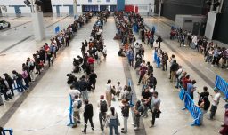 España: Caos y largas filas marcan el primer día del proceso de regularización de migrantes