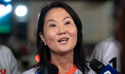 Keiko Fujimori se impone en sondeos iniciales y perfila su paso a segunda vuelta en Perú