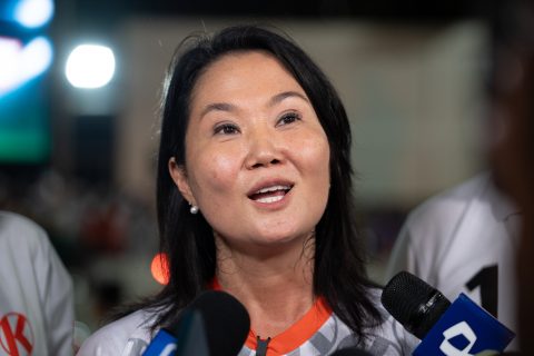 Keiko Fujimori se impone en sondeos iniciales y perfila su paso a segunda vuelta en Perú