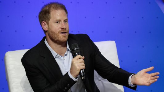 El príncipe Harry es demandado por difamación por organización benéfica que cofundó en 2006