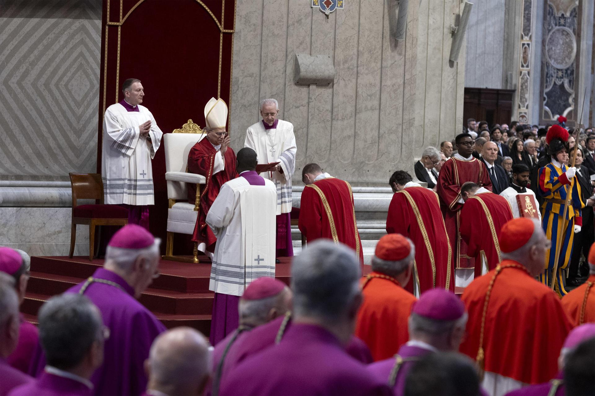 El papa León XIV (C) preside el rito que conmemora la Pasión de Cristo en la basílica de San Pedro del Vaticano en el primer Viernes Santo de su pontificado. EFE/EPA/MASSIMO PERCOSSI