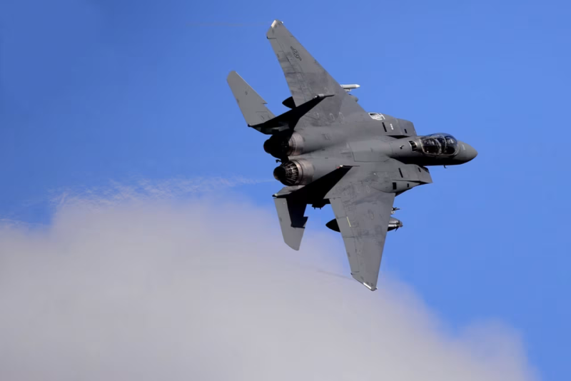 Un F-15E Strike Eagle asignado al 494.º Escuadrón de Caza realiza un pase a alta velocidad sobre la Base de la Real Fuerza Aérea de Lakenheath, Inglaterra, el 25 de marzo. Sgto. Téc. Matthew Plew/Fuerza Aérea de los EE.UU.