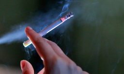 Reino Unido aprueba ley que prohíbe de por vida la venta de tabaco a nacidos después del 2008