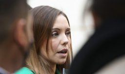 Defensa de Camila Flores apunta a denuncia “sin fundamentos” y no descarta querella "por falsedad"