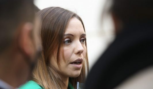 Defensa de Camila Flores apunta a denuncia “sin fundamentos” y no descarta querella "por falsedad"