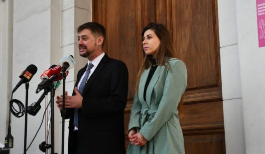 "La ley del hambre": Manouchehri y Cicardini cuestionan propuesta del gobierno para descontinuar Programa de Alimentación Escolar