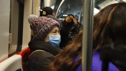 Comenzó a regir uso obligatorio de mascarilla en servicios de urgencia públicos y privados: ¿Quiénes deben usarla?