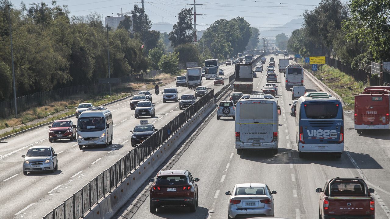 Más de 162 mil vehículos salieron de la RM en inicio de Semana Santa: 28 detenidos y 2 muertos, según balance de Carabineros