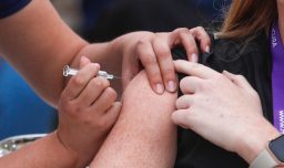 Ministerio de Salud amplió población objetivo para vacuna contra el COVID-19: ¿Quiénes conforman el grupo?