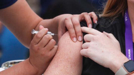 Ministerio de Salud amplió población objetivo para vacuna contra el COVID-19: ¿Quiénes conforman el grupo?