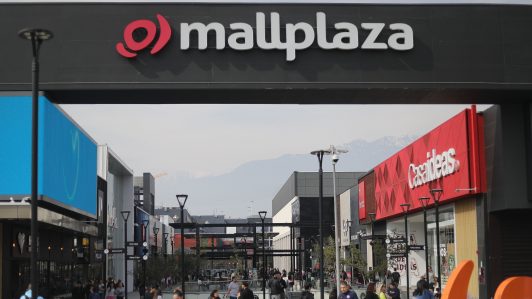Tribunal admite querella contra influencers tras incidentes por lanzamiento de $700 mil en Mall Plaza Vespucio