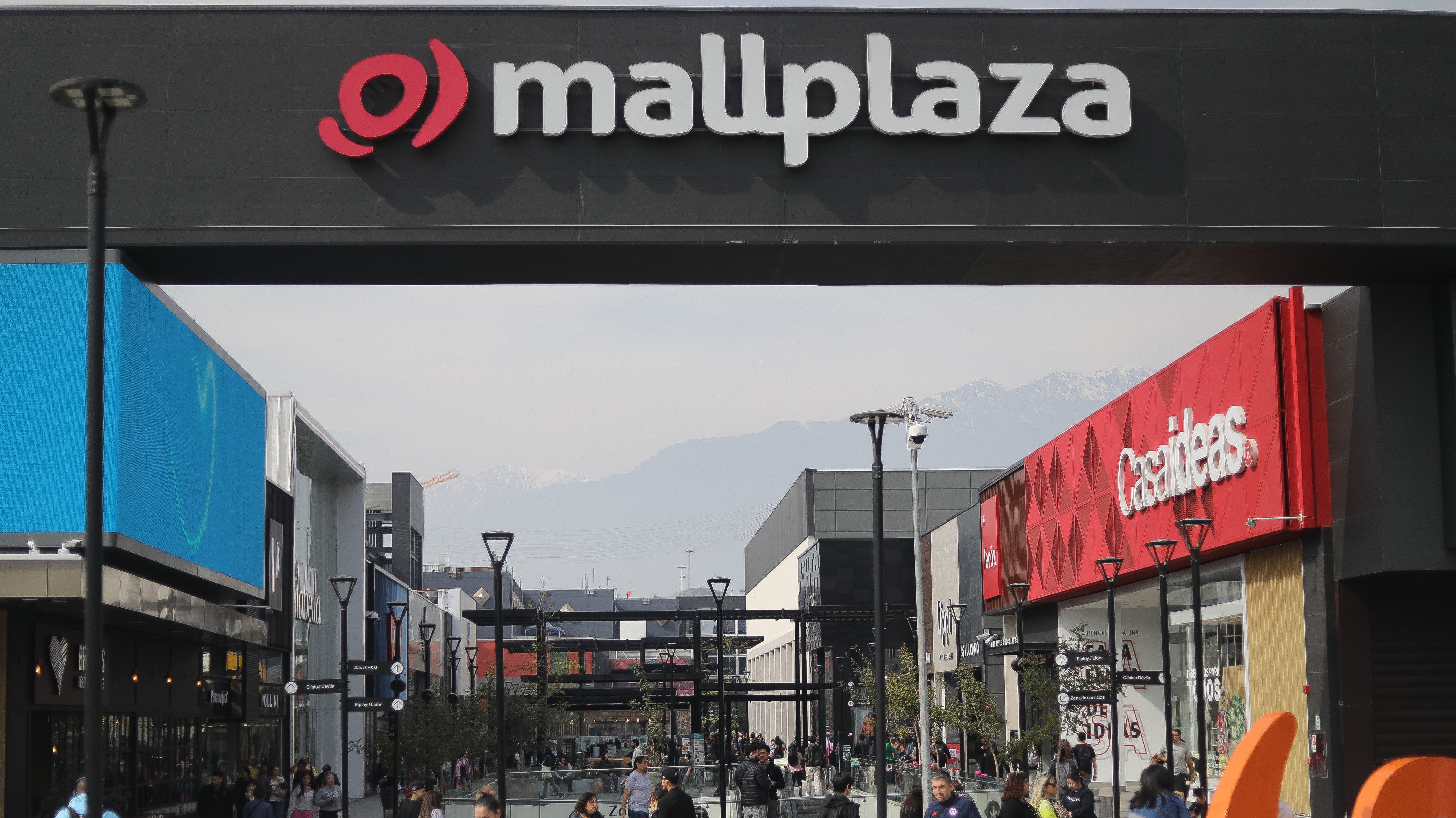 Tribunal admite querella contra influencers tras incidentes por lanzamiento de $700 mil en Mall Plaza Vespucio