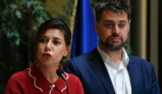 Manouchehri por "chiste" de Kast sobre almuerzo con excompañeros en La Moneda: "Como humorista es un muy mal presidente"