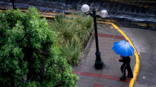 Meteorología emite aviso por probables tormentas eléctricas en sector cordillerano de la Región Metropolitana