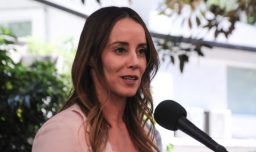 “Los quiero demasiado”: La frase con la que la ministra Sedini evitó responder por almuerzo presidencial ante la prensa