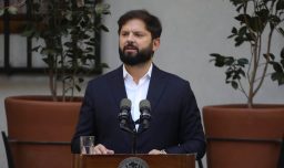 Expresidente Boric llegó a España para ser parte del encuentro "En Defensa de la Democracia": Moderará Cuarta Reunión de Alto Nivel