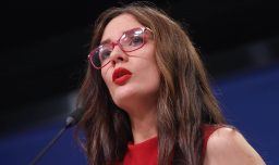 Camila Vallejo participará en su primer evento internacional tras dejar La Moneda: Expondrá en Barcelona sobre democracia digital y desinformación