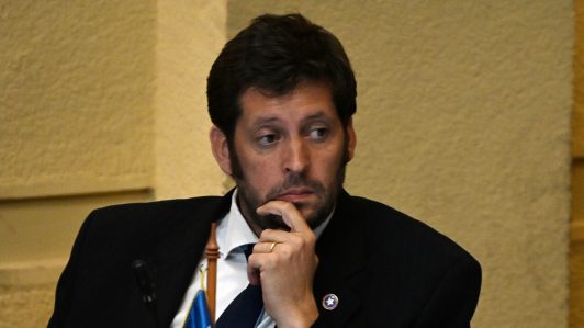 Diputado Irarrázaval denunció ante Contraloría viaje de Simón Boric financiado por empresa china: Apuntó a "vacaciones pagadas"