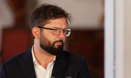 Expresidente Boric pidió permiso para salir de Chile: Participará en el evento "En Defensa de la Democracia" en España