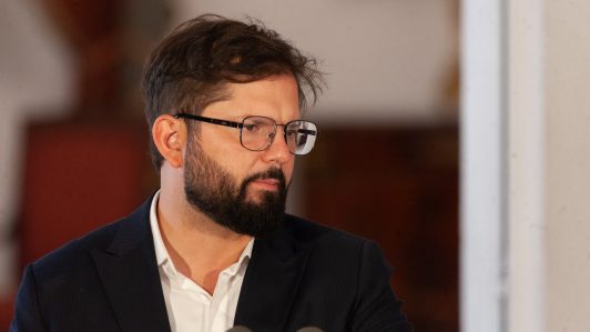 Expresidente Boric pidió permiso para salir de Chile: Participará en el evento "En Defensa de la Democracia" en España