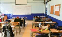 Publican Ley de Convivencia Escolar en el Diario Oficial: Permitirá instalar detectores de metales en colegios