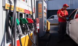 ¿Nueva alza en las bencinas? Adelantan aumento de al menos 35 pesos para este próximo jueves