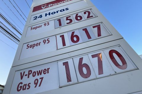 Valor del petróleo sube 10% tras declaraciones de Trump: Precio de las bencinas seguirá al alza durante abril
