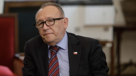 Ministro García Ruminot responde a críticas de la oposición por rebaja tributaria: “No estamos haciendo algo tan distinto a lo que ellos iban a hacer”