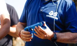 Gobernación Metropolitana asignará 60 pistolas taser a Carabineros: Plan piloto contempla inversión de $250 millones