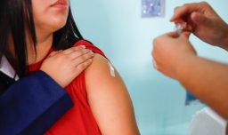 Ministerio de Salud llama a grupos con menor cobertura a vacunarse contra la influenza: Hay más de 1.800 puntos disponibles