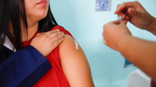Ministerio de Salud llama a grupos con menor cobertura a vacunarse contra la influenza: Hay más de 1.800 puntos disponibles