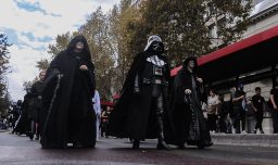 Fanáticos de Star Wars desfilaron por el centro de Santiago en el Desfile de las Galaxias 2026 con un fin solidario