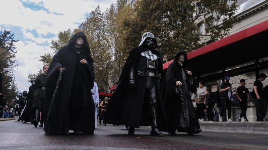 Fanáticos de Star Wars desfilaron por el centro de Santiago en el Desfile de las Galaxias 2026 con un fin solidario