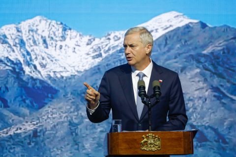 Bloomberg advierte sobre plan económico de Kast: Apunta que amenazaría el ajuste fiscal por "factor de riesgo" asociado al crecimiento