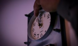 Se acerca el cambio de hora: Doctor entrega cinco recomendaciones para adaptarse al horario de invierno