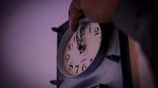 Se acerca el cambio de hora: Doctor entrega cinco recomendaciones para adaptarse al horario de invierno