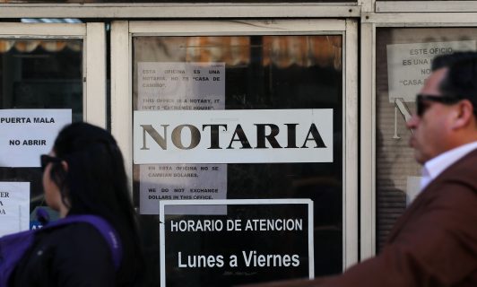 Por falsificar escrituras: Corte de Santiago remueve a notario Álvaro González por "desempeño deficiente"