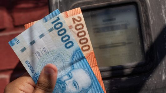 Cuentas de luz subirán desde julio: Advierten incremento promedio de $1.500 mensual por deuda acumulada