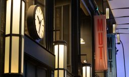 Ataque con machetes en el MUT de Las Condes: Tres guardias heridos y un menor detenido