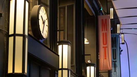 Ataque con machetes en el MUT de Las Condes: Tres guardias heridos y un menor detenido