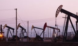 Bloqueo de EE.UU. en el estrecho de Ormuz elevará los precios del petróleo y presionará la inflación global, advierten expertos