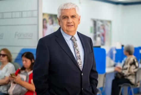 Economista César Oyarzo Mansilla asume como nuevo director de Fonasa: ¿Quién es?