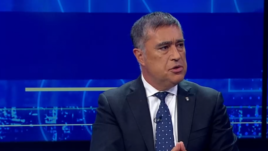 Mario Desbordes, alcalde de Santiago: "Hay un financiamiento importante detrás de los overoles blancos"