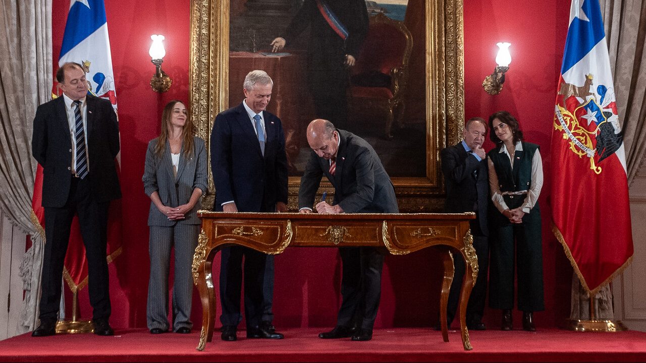 Crecer al 4%, subsidio al empleo de las Pymes y destrabar permisos: Los detalles del Plan de Reconstrucción Nacional